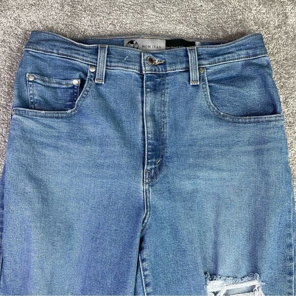 SilverTab Levi’s Mom Jeans Women’s 31 Blue Tapered Cropped High Rise Torn - Picture 2 of 12